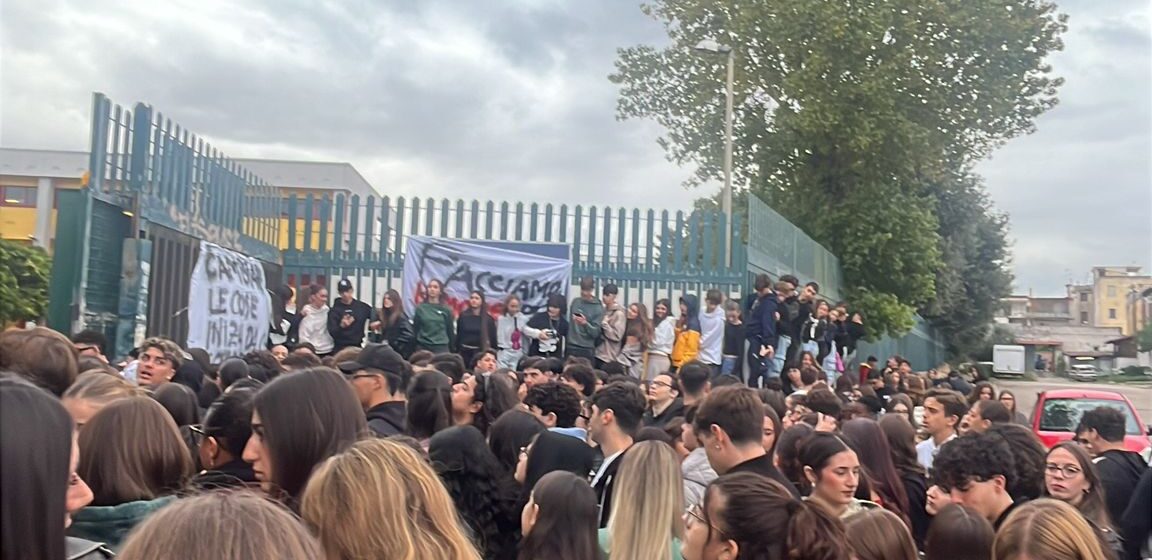 Napoli. Classi sovraffollate  e mancanze di acqua.  Maxi-sciopero al Liceo Calamandrei di Ponticelli, partecipano alla mobilitazione tutte le 65 classi dell’istituto