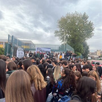 PROTESTA STUDENTI CALAMANDREI Napoli. Classi sovraffollate e mancanze di acqua. Maxi-sciopero al Liceo Calamandrei di Ponticelli, partecipano alla mobilitazione tutte le 65 classi dell’istituto