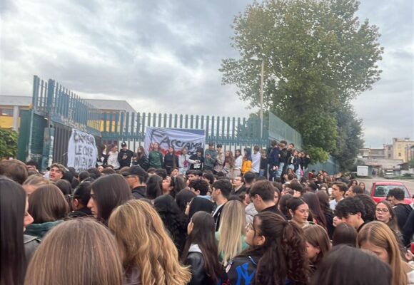 Napoli. Classi sovraffollate  e mancanze di acqua.  Maxi-sciopero al Liceo Calamandrei di Ponticelli, partecipano alla mobilitazione tutte le 65 classi dell’istituto