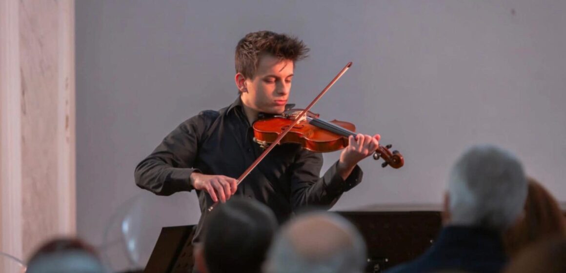 alessandro monaco violinista - santa cecilia Il violinista Alessandro Monaco si piazza terzo al ‘Concorso Internazionale Emilia e Elsa Gubitosi’ tenuto a Capri . Ed è entrato alla prestigiosa Accademia Santa Cecilia di Roma