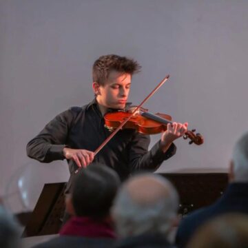 alessandro monaco violinista - santa cecilia Il violinista Alessandro Monaco si piazza terzo al ‘Concorso Internazionale Emilia e Elsa Gubitosi’ tenuto a Capri . Ed è entrato alla prestigiosa Accademia Santa Cecilia di Roma