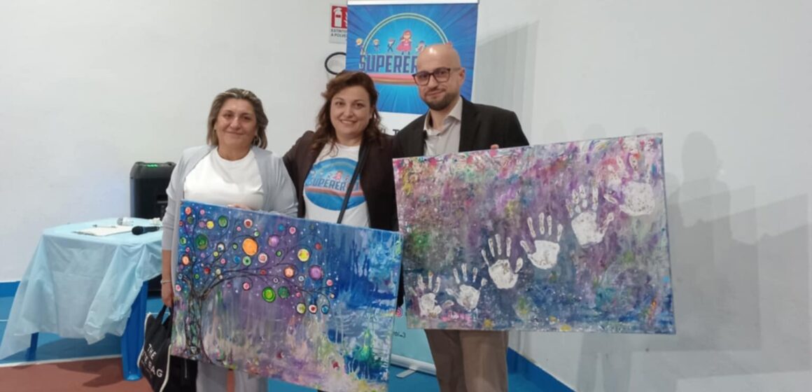Asta di beneficenza degli artisti dei  Supereroi, vince la Volla generosa. Enza Criscuolo: “Obiettivo centrato,  finanziato il laboratorio natalizio inclusivo”