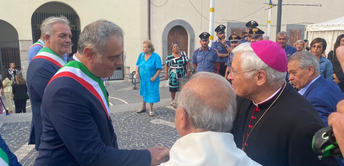 Ottaviano. Sfiduciato da nove consiglieri comunali il sindaco Biagio Simonetti (Fratelli d’Italia), voto decisivo di un consigliere di Forza Italia. Regista occulto sarebbe l’ex primo cittadino Luca Capasso