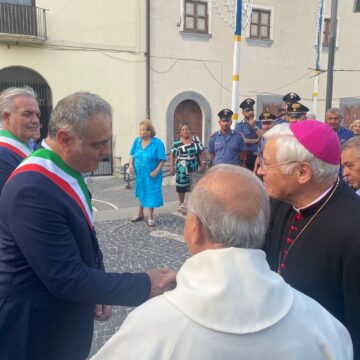 Ottaviano. Sfiduciato da nove consiglieri comunali il sindaco Biagio Simonetti (Fratelli d’Italia), voto decisivo di un consigliere di Forza Italia. Regista occulto sarebbe l’ex primo cittadino Luca Capasso