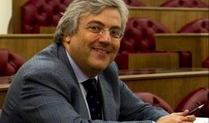 Il giornalista Carlo Verna candidato capolista  di  ‘PER le Persone e la Comunità’, lista di ispirazione cattolica. Si attende l’ufficialità per il quinto  candidato governatore della Campania