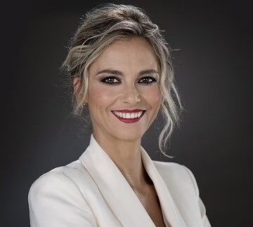 Questa sera su Rai 3 Francesca Fialdini conduce ‘Attenti al Libro’. Tra gli ospiti lo scrittore napoletano Maurizio De Giovanni