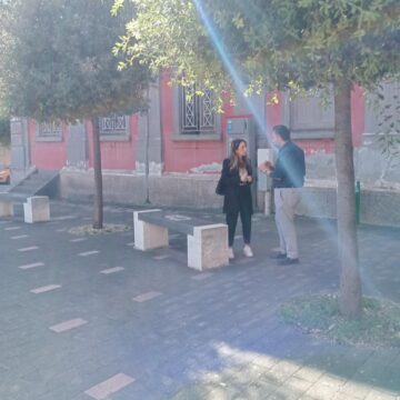 Cercola.  L’assessore Annunziata Ilardo invoca il rispetto della privacy, risponde il direttore di TuttoVesuvio: foto con il dipendente Riccardi in piazza scattata in rispetto del diritto di cronaca