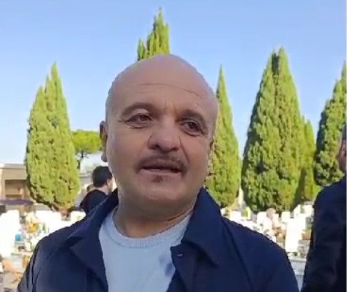peppe iodice al cimitero VIDEO – Scambio di battute tra l’inviato di TuttoVesuvio e Peppe Iodice al cimitero consortile per le riprese del suo film