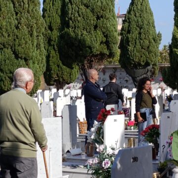 Iniziate al cimitero consortile le riprese del film ‘Mi batte il corazon’ di Peppe Iodice. Il regista Cannavale: “Papà Enzo aveva la ‘passione’per i cimiteri” -VIDEO –
