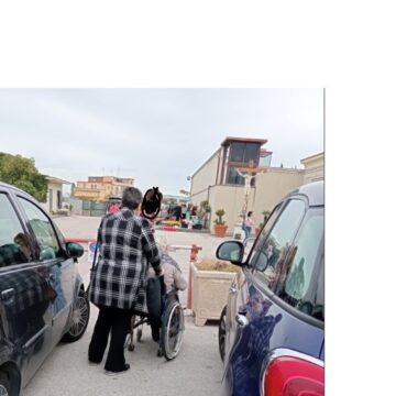 Anziani e disabili  in carrozzina bloccati dalle transenne all’ingresso del cimitero consortile. Niente navette: parte male  la settimana della commemorazione dei defunti