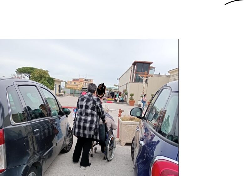 signora in carrozzella impedita al cimitero Anziani e disabili in carrozzina bloccati dalle transenne all’ingresso del cimitero consortile. Niente navette: parte male la settimana della commemorazione dei defunti