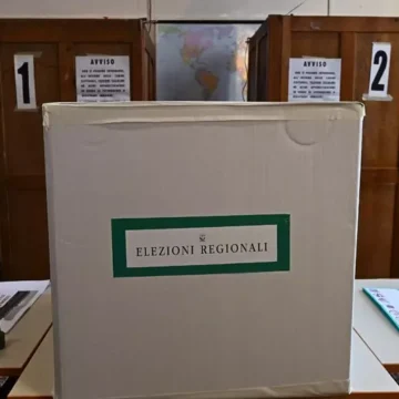 Nei comuni sotto al Vesuvio affluenza in calo oltre il 7% rispetto alle regionali 2020. A Volla crollo del 10%