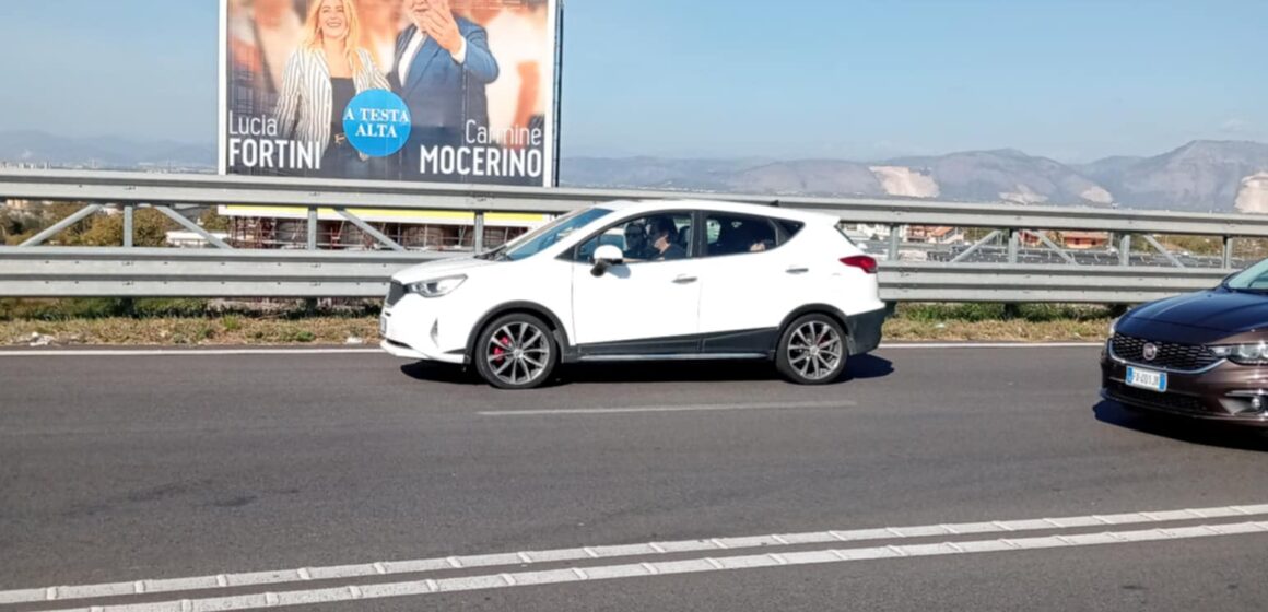 Mocerino-Fortini, ‘A Testa Alta’ sulla ‘Statale della Morte’. Maximanifesto elettorale ‘killer'(?) piomba sulla Statale del Vesuvio – SS 268. Violato Codice della Strada e la legge di propaganda elettorale?