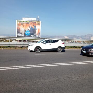 Mocerino-Fortini, ‘A Testa Alta’ sulla ‘Statale della Morte’. Maximanifesto elettorale ‘killer'(?) piomba sulla Statale del Vesuvio – SS 268. Violato Codice della Strada e la legge di propaganda elettorale?