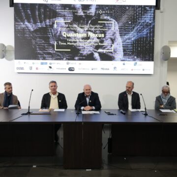 Da sx G.Zuchtriegel, P. Silvestrini (pres. Eudora); B. Ruggiero (pres. Com Scient. Eudora); T. Calarco (Università di Bologna); I. Rendina (Dir. ISASI CNR - Eudora) Pompei, 100 scienziati della fisica quantistica: al centro dei lavori il monitoraggio vulcanologico