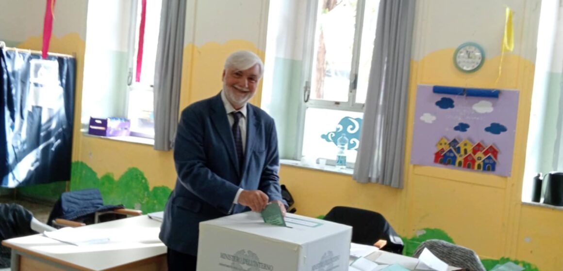 campanile ha votato a cercola Cercola. Nicola Campanile ha votato alle 13,40 allo storico seggio della Scuola De Luca Picione