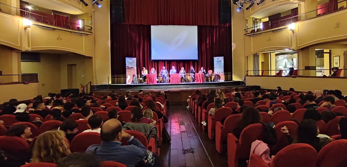 Napoli. “Donne in gioco: un calcio agli stereotipi di genere” – Grande partecipazione al Teatro Trianon Viviani