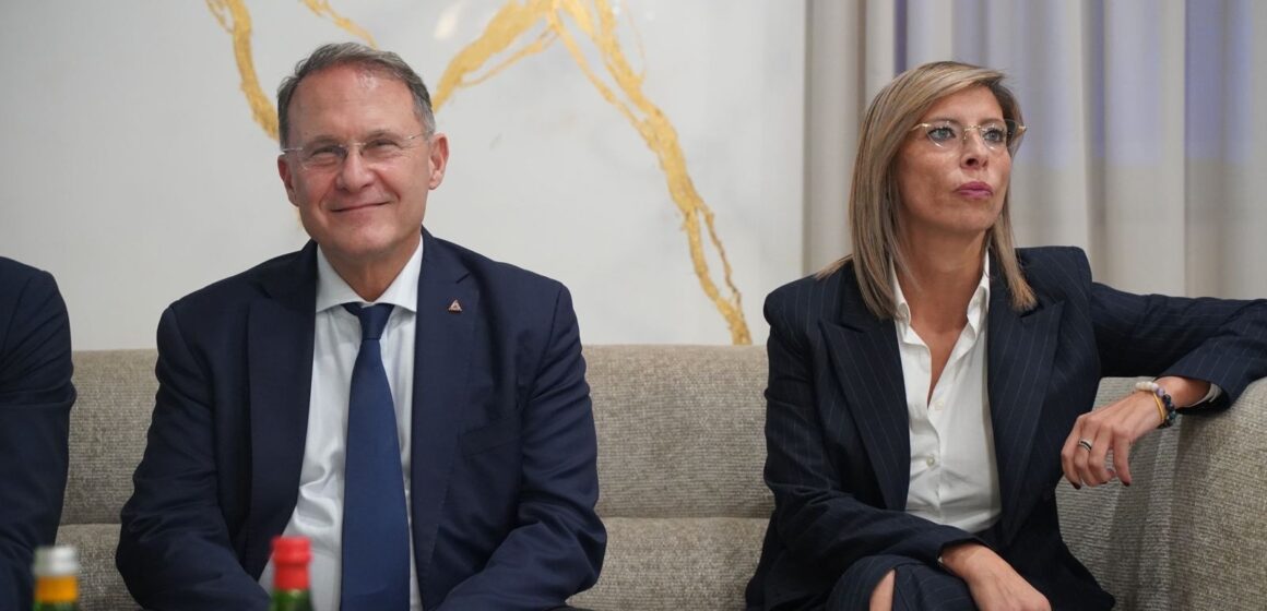 edmondo cirielli e lea romano Brusciano. Sala gremitissima a Villa Ruggiero per Lea Romano (Fratelli d’Italia) e Edmondo Cirielli. Lea Romano: “La politica? Un atto d’amore in cui il sogno diventa impegno”