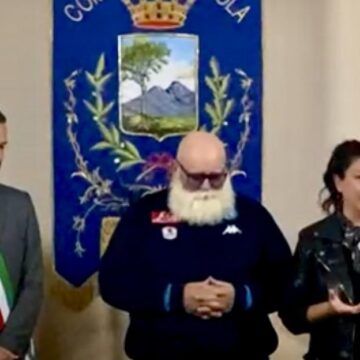 lo stallone di cercola sindaco rossi e assessore manzo Emilio Perrella, alias lo Stallone di Cercola, riceve riconoscimento dal Comune. E’ stato scelto tra i volti iconici di Napoli dall’artista J.R nella mostra alle Gallerie d’Italia “Napoli, chi sei ?”