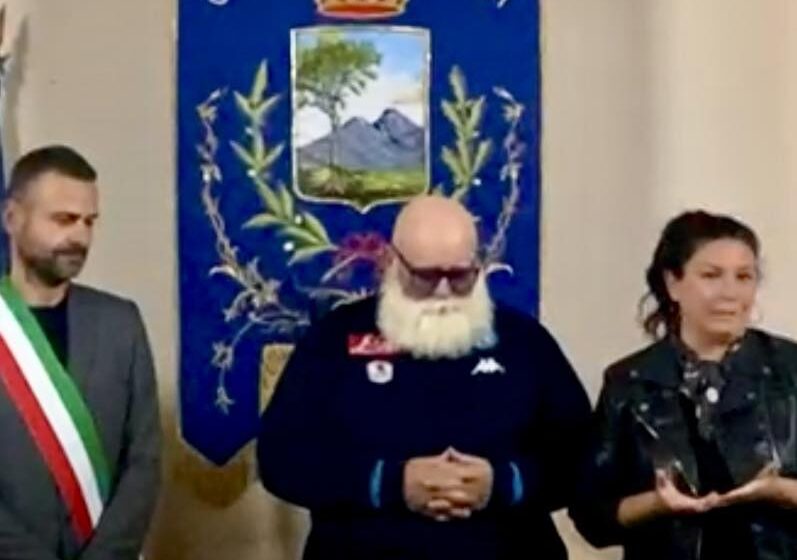 Emilio Perrella, alias lo Stallone di Cercola, riceve riconoscimento dal Comune. E’ stato scelto tra i volti iconici di Napoli dall’artista J.R nella mostra alle Gallerie d’Italia “Napoli, chi sei ?”