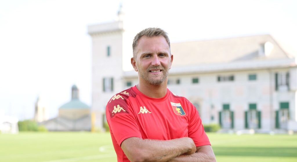 mimmp criscito Mimmo Criscito in panchina contro il Sassuolo con il suo Genoa. L’ex calciatore della nazionale sostituirà momentaneamente (?) Patrick Viera alla guida tecnica dei rossoblù