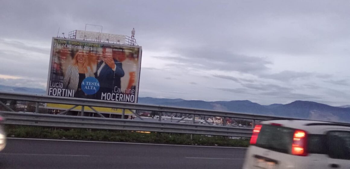 Il sabato di silenzio elettorale non colpisce gli ‘invincibili’  Mocerino e Fortini, anche oggi svetta il maxi manifesto sulla Statale del Vesuvio. ‘Nessuno’ vede questa imbarazzante pubblicità elettorale