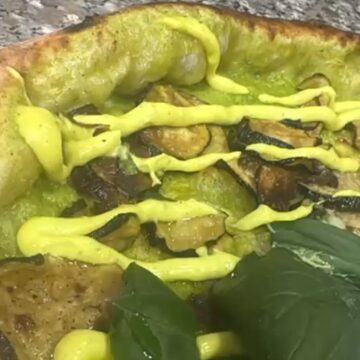 non solo nerano - non solo pizza cercola A Cercola, da ‘Non Solo Pizza’, puoi gustare la pizza “Non Solo Nerano” dello chef Vincenzo Scassera. Sta spopolando tra i giovani – VIDEO