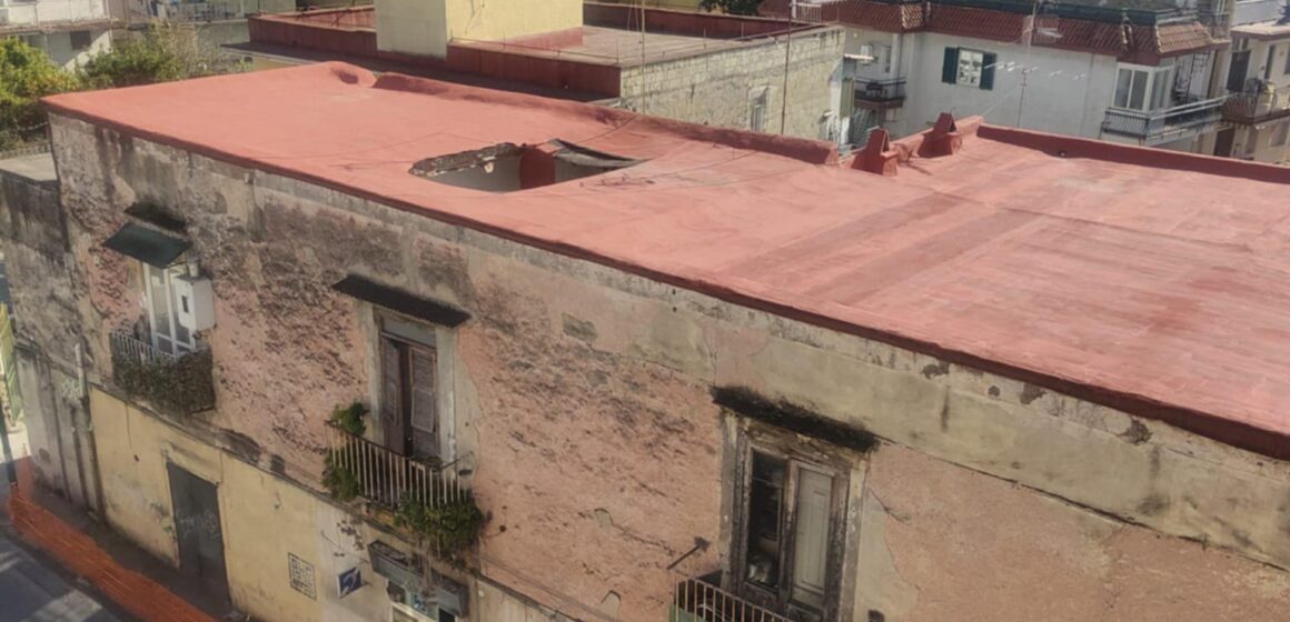 palazzo via don minzoni tetto crollato - crcola Cercola. Paura tra i cittadini, temono un crollo imminente del palazzo a via don Minzoni: tetto sfondato. Piogge e terremoti alzano la tensione sociale
