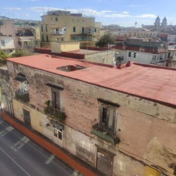 palazzo via don minzoni tetto crollato - crcola Cercola. Paura tra i cittadini, temono un crollo imminente del palazzo a via don Minzoni: tetto sfondato. Piogge e terremoti alzano la tensione sociale