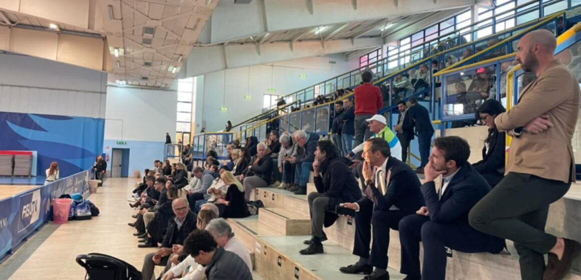 sparuto pubblico a cercola per fico palasport Cercola ha ‘snobbato’ Roberto Fico. Assente anche il M5S locale. Poche decine di persone sugli spalti al Palazzetto dello Sport per il grillino candidato Presidente della Regione del Campo Largo. Cirielli in rimonta anche sotto al Vulcano