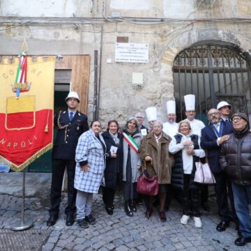NAPOLI TRE VICOLI CUOCHI Tre vicoli per i cuochi-letterati: Napoli celebra la sua storia gastronomica