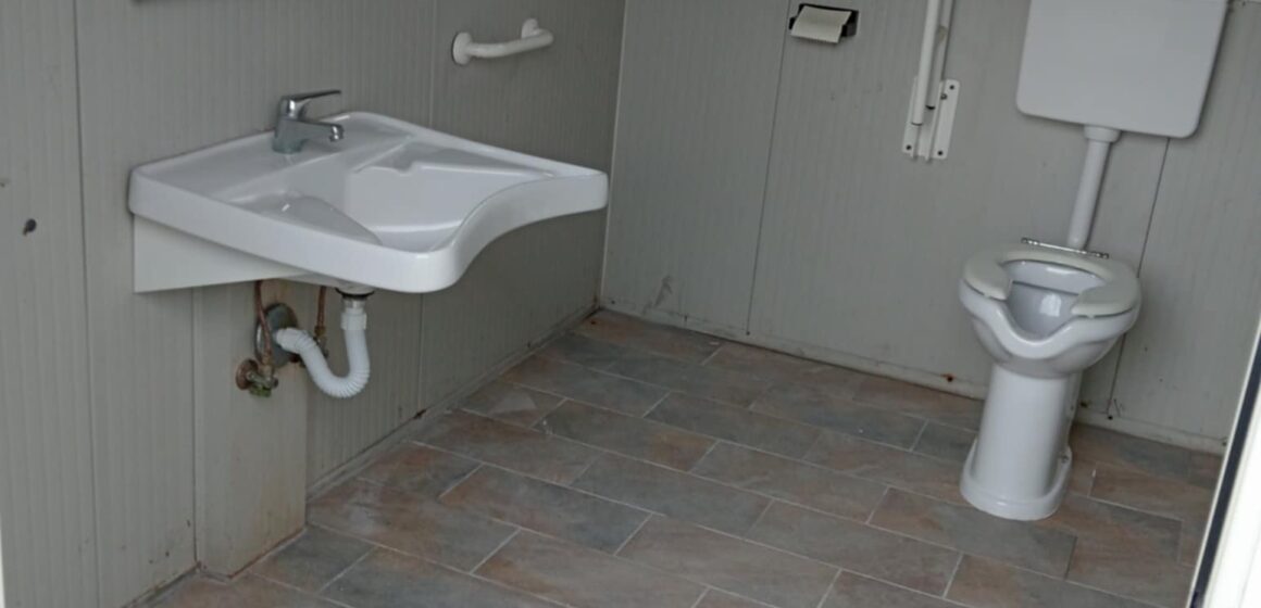 Rifatto il pavimento del bagno, i diversamente abili dopo un anno potranno ritornare al camposanto vesuviano per salutare i propri defunti. Grottesca storia di malamministrazione cimiteriale