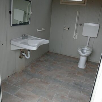 Rifatto il pavimento del bagno, i diversamente abili dopo un anno potranno ritornare al camposanto vesuviano per salutare i propri defunti. Grottesca storia di malamministrazione cimiteriale