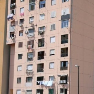 Napoli. Case comunali, crollo solaio a Barra:  evacuate due famiglie, nessun danno alle persone. Napoli Servizi sul posto