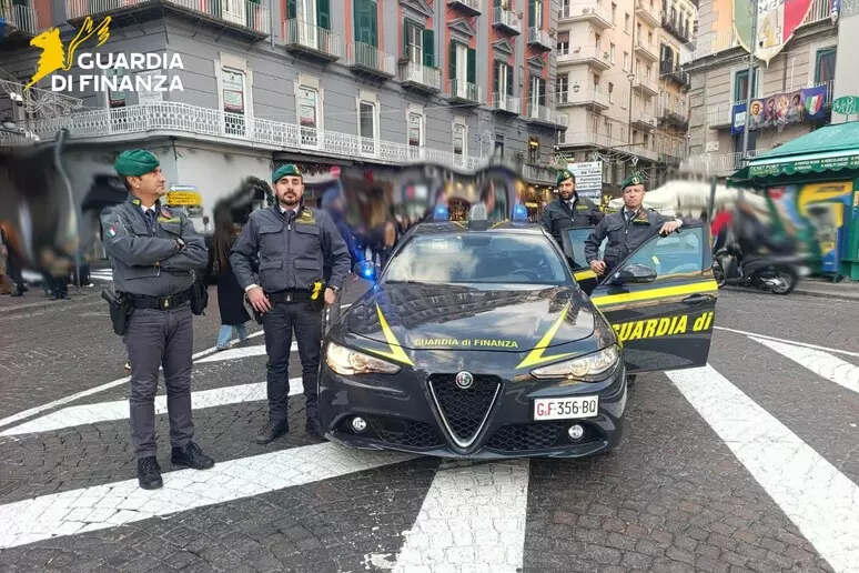 gdf napoli Napoli. Maxisequestro della Guardia di Finanza, tre milioni di prodotti contraffatti. 48 denunciati