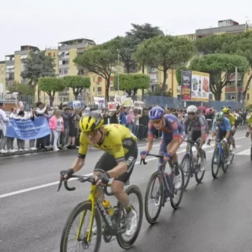 Giro d’Italia a Napoli anche nel 2026.  Il 14 maggio i ciclisti correranno tra Bagnoli, Posillipo e il lungomare