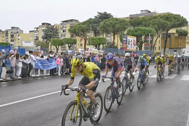 giiro d'italia napoli ansa Giro d’Italia a Napoli anche nel 2026. Il 14 maggio i ciclisti correranno tra Bagnoli, Posillipo e il lungomare