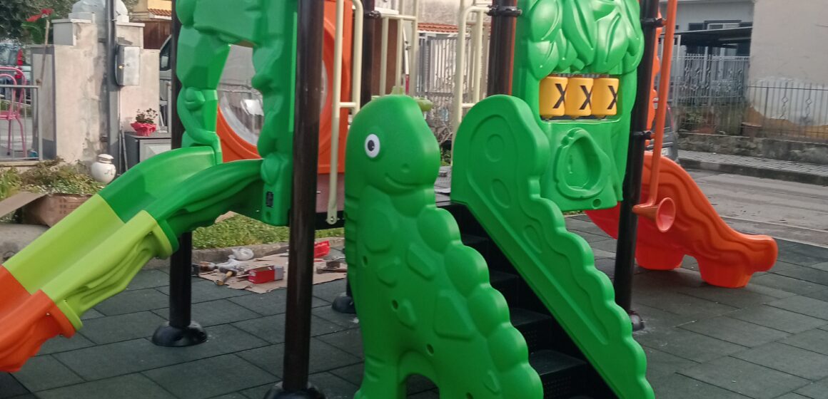 oplus_32 Cercola. Dal ‘Pacco di Santo Stefano 2023’ al ‘Pacco di Natale 2025’: rifinanziate le giostrine a Ponte Cozzolino. Sprecati altri 40,000€ del Governo Meloni, mistero sui 20,000€ del 2024