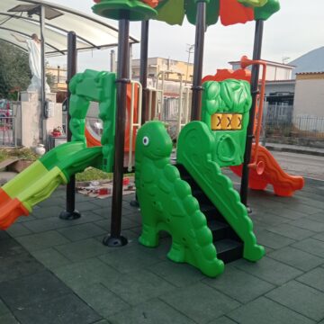 Cercola. Dal ‘Pacco di Santo Stefano 2023’ al ‘Pacco di Natale 2025’: rifinanziate le giostrine a Ponte Cozzolino. Sprecati altri 40,000€ del Governo Meloni, mistero sui 20,000€ del 2024