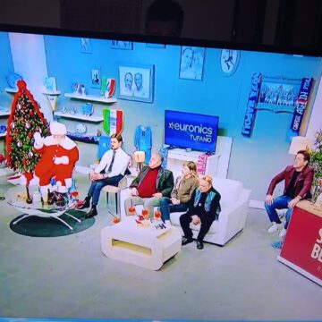 Il percussionista Tony Cercola e lo Stallone di Cercola, in versione Babbo Natale, protagonisti ad Onda Azzurra Stadio su TeleCapri. Erano presenti anche il comico Ciro Giustiniani  e Maria Rosaria Boccia