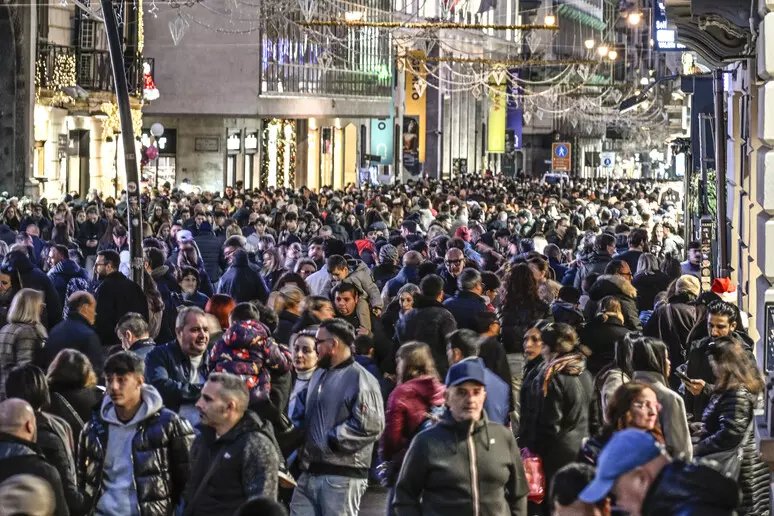 onda umana a napooli immacolata Week end dell’Immacolata, Napoli invasa dai turisti. Onda umana tra il lungomare e San Gregorio Armeno