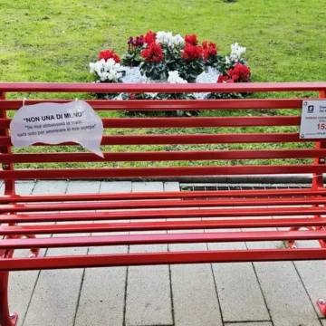 Napoli. No alla violenza di genere, una panchina rossa all’Ospedale del Mare