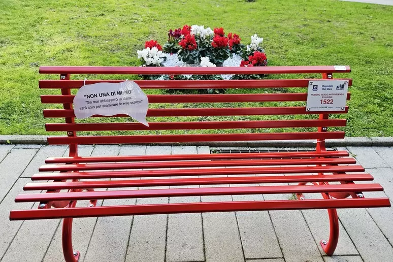 panchina ospedale del mare Napoli. No alla violenza di genere, una panchina rossa all’Ospedale del Mare