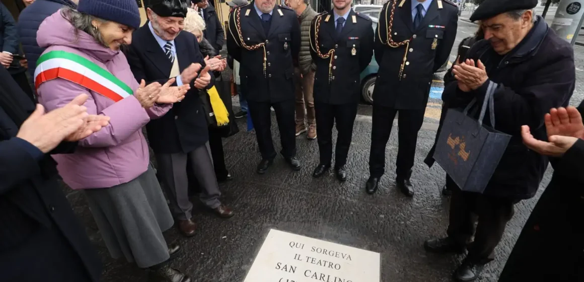 Napoli. Svelata in Piazza Municipio la targa che segna il luogo del leggendario Teatro San Carlino