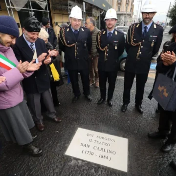 SAN CARLINO Napoli. Svelata in Piazza Municipio la targa che segna il luogo del leggendario Teatro San Carlino