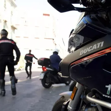 Questa notte auto in fiamme a Sant’Anastasia e Casalnuovo, indagano i Carabinieri