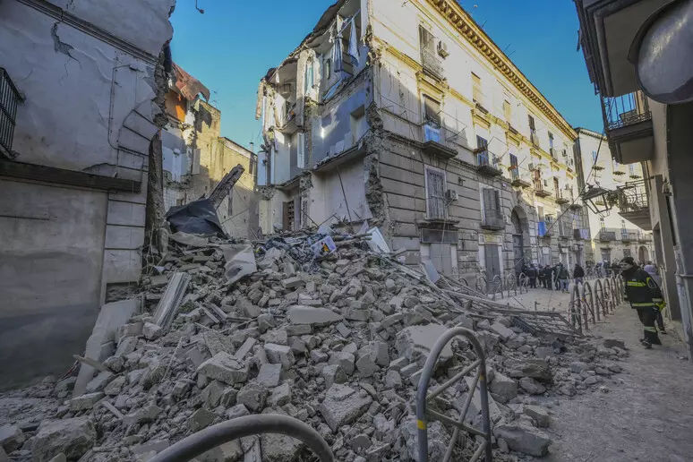 casoria - crollo palazzo Crollo palazzo Casoria: la Protezione civile della Regione Campania invia volontari, autobotti e psicologi emergenza