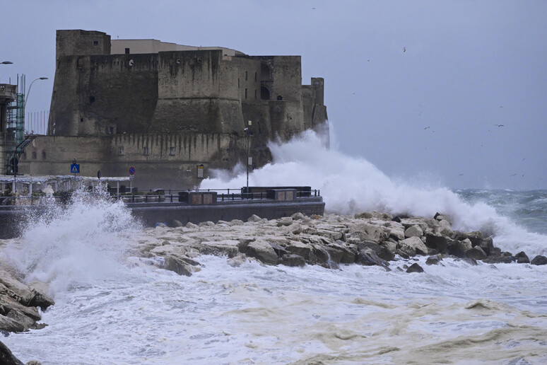 castel dell'ovo mareggiata Allerta meteo per vento forte e mare agitato su tutta la Regione Campani dalle 20 di oggi 7 gennaio fino alle 14 di domani