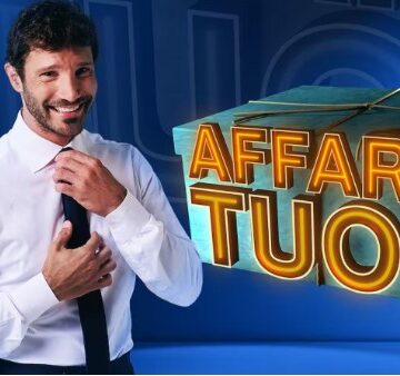 Questa sera dalle ore 20,35 su Rai 1  “Affari Tuoi – Speciale Lotteria Italia”,  conduce Stefano De Martino, tra gli ospiti Francesca Chillemi, Brenda Lodigiani, Claudia Gerini, Noemi, Rocco Hunt e Francesco Paolantoni