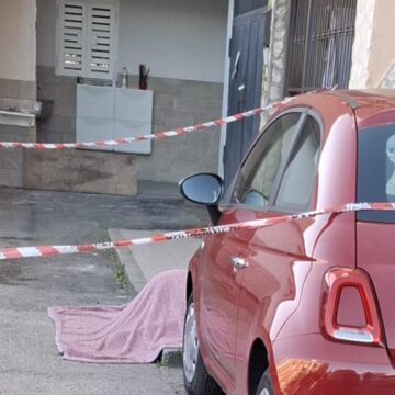 dramma a caravita 24 enne sul selciato Cercola. Dramma a Caravita, morta 27enne: caduta dal 4°piano di un palazzo dell’ex Iacp. Residenti sotto shock, indaga la Tenenza dei Carabinieri